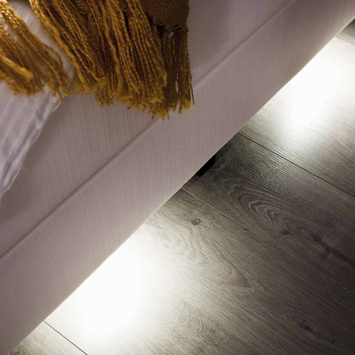Boxspringbett 180xm200 cm inkl. Bodenbeleuchtung