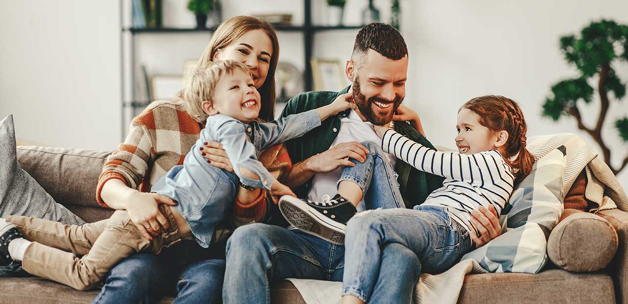 Familie_auf_Sofa
